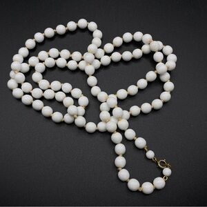 Vintage White Glass Beads Necklace